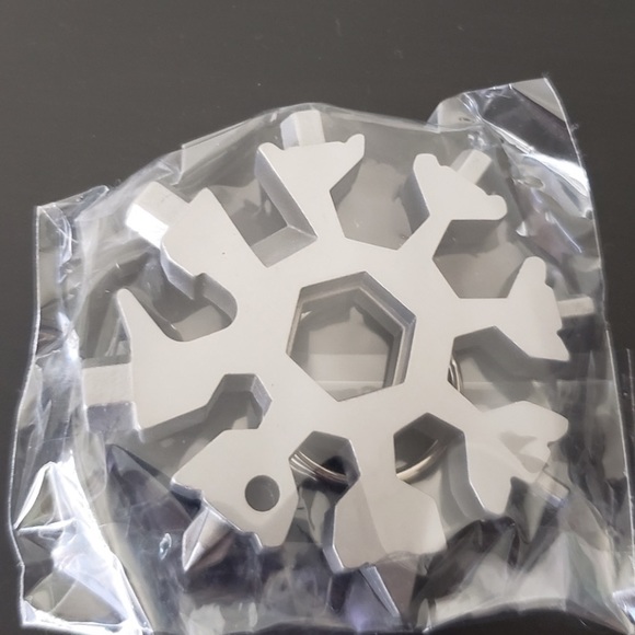 18-1 Stainless Steel Multitool snowflake keychain - Picture 2 of 3